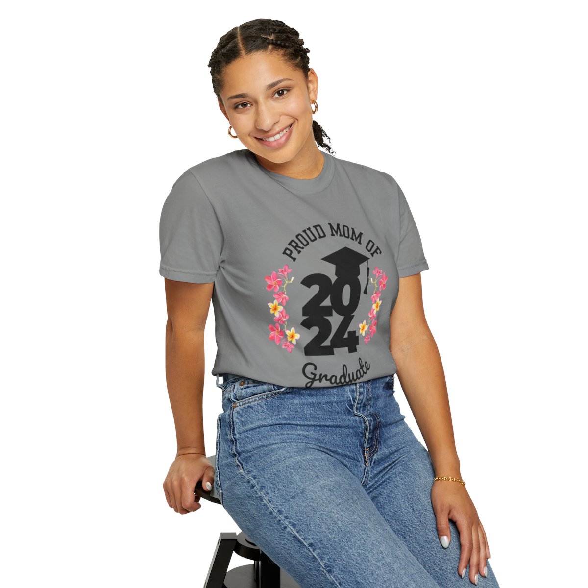2024 Graduate Proud Mom Comfy T-shirt with Dark Letters