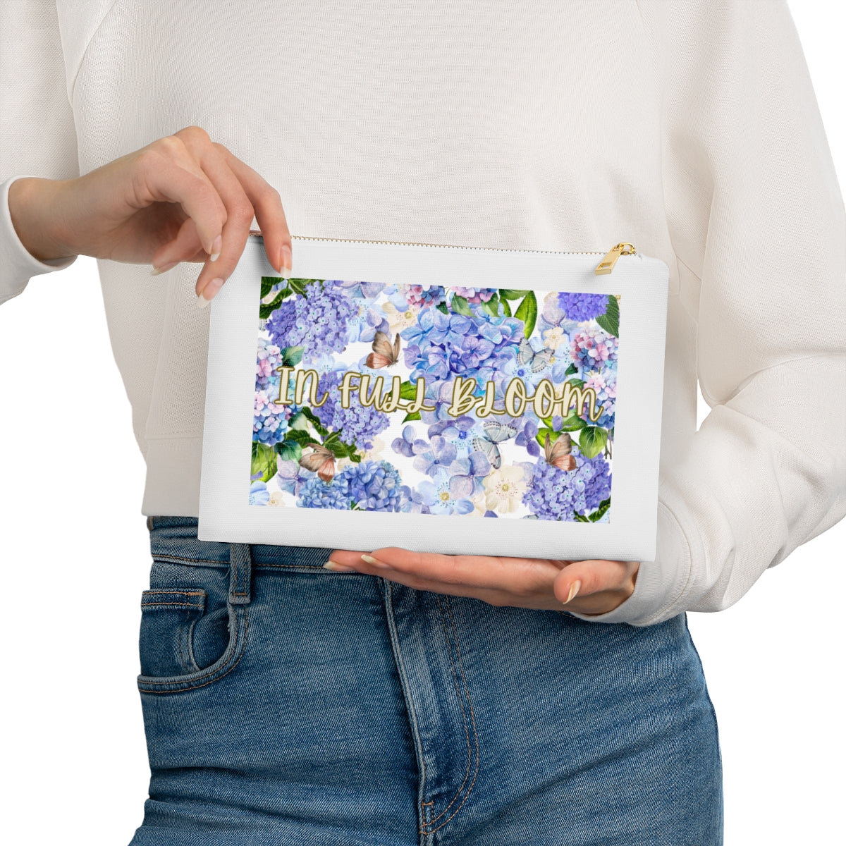 Elevate your beauty routine with our high-quality cosmetic clutch bag, featuring a stunning scene of blue hydrangeas reminiscent of the charming landscapes of Nantucket. This elegant and durable clutch is perfect for organizing your essentials while adding a touch of coastal beauty to your daily life.