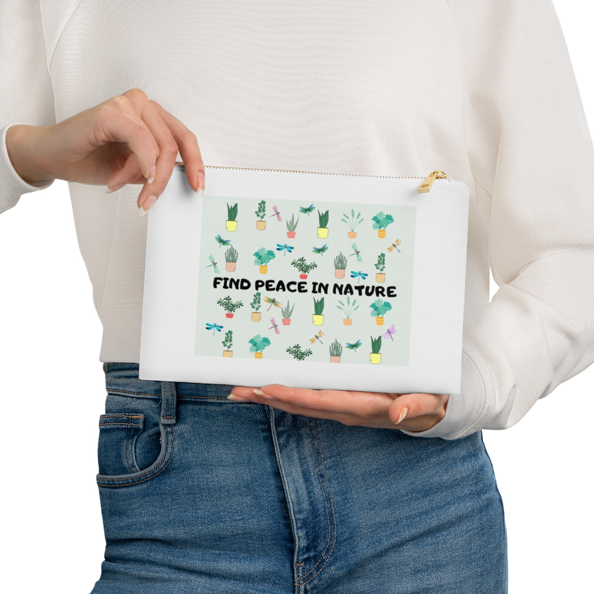 Discover the perfect blend of style and tranquility with our high-quality cosmetic clutch bag. Adorned with a vibrant design featuring a variety of indoor plants and an inspirational quote about finding peace in nature, this chic and durable clutch is perfect for organizing your essentials while adding a calming, nature-loving touch to your everyday life.