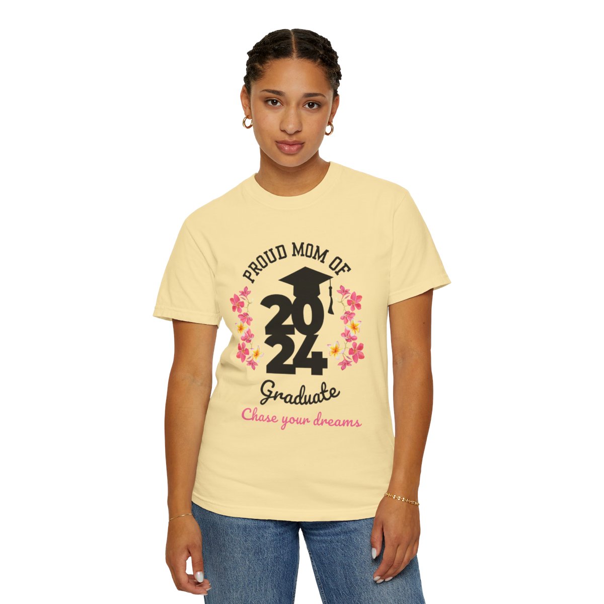 2024 Graduate Proud Mom Comfy T-shirt with Dark Letters