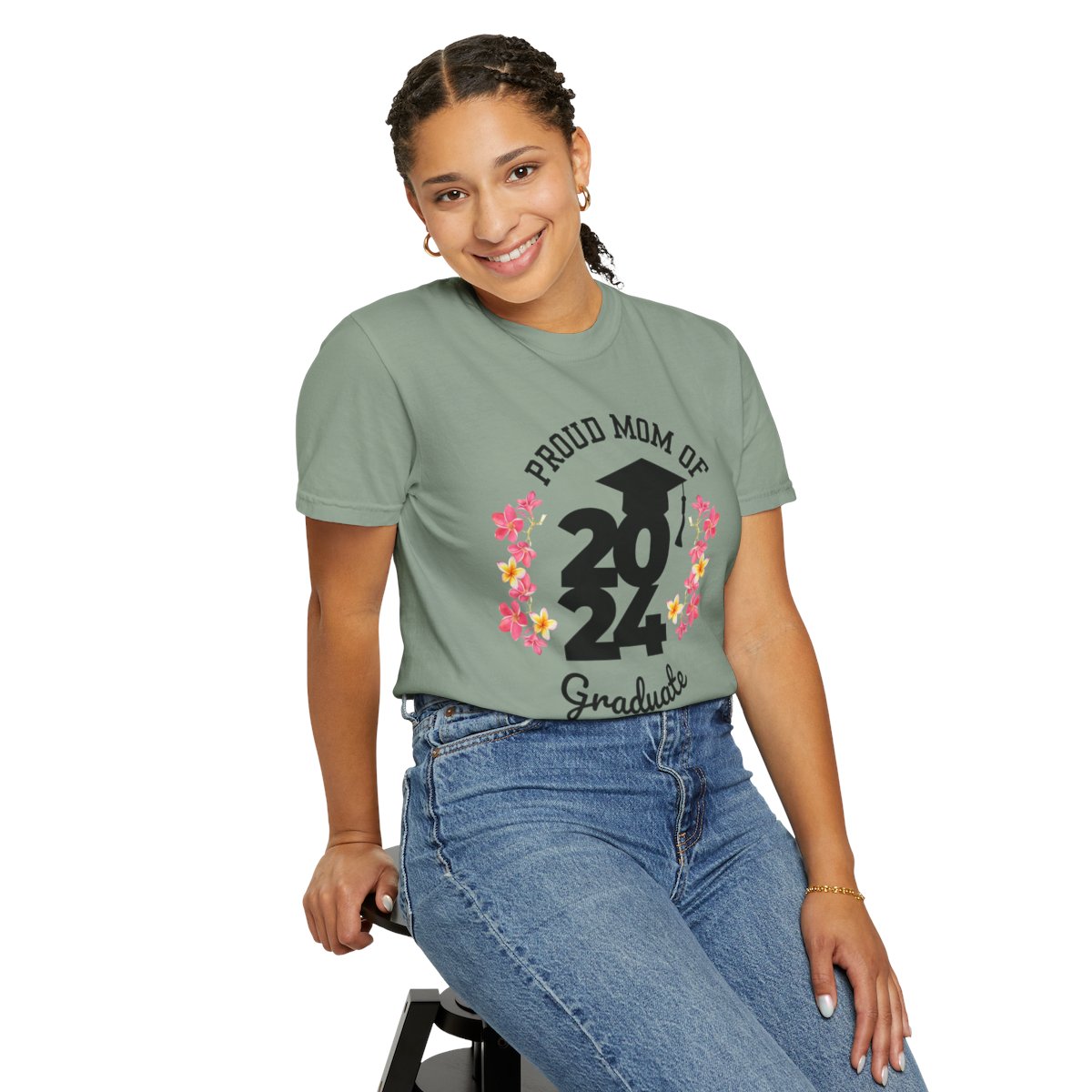 2024 Graduate Proud Mom Comfy T-shirt with Dark Letters