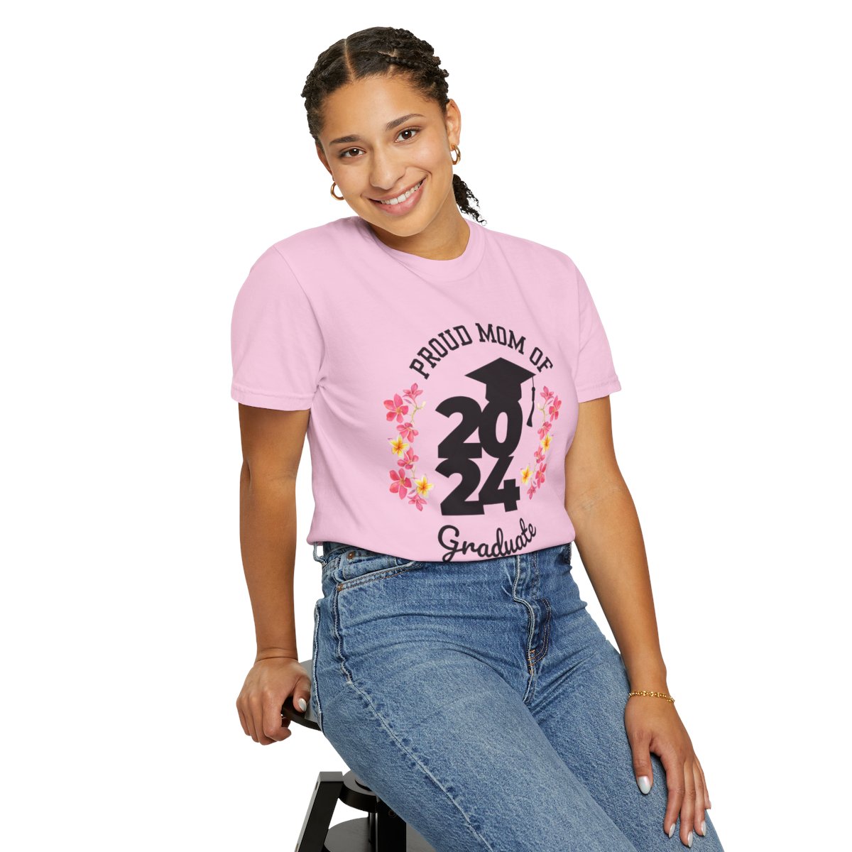 2024 Graduate Proud Mom Comfy T-shirt with Dark Letters